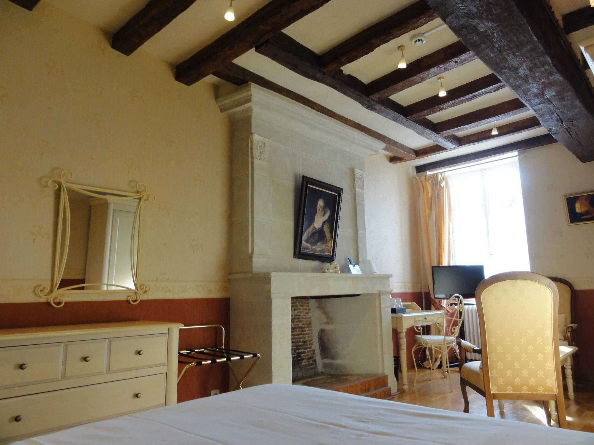 Logis Manoir De La Giraudiere Beaumont-en-Véron Exteriör bild
