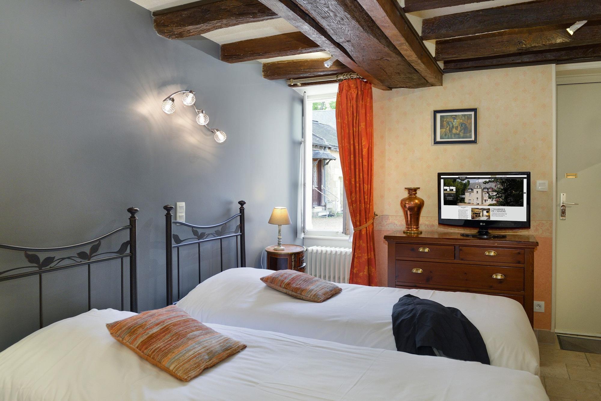 Logis Manoir De La Giraudiere Beaumont-en-Véron Exteriör bild