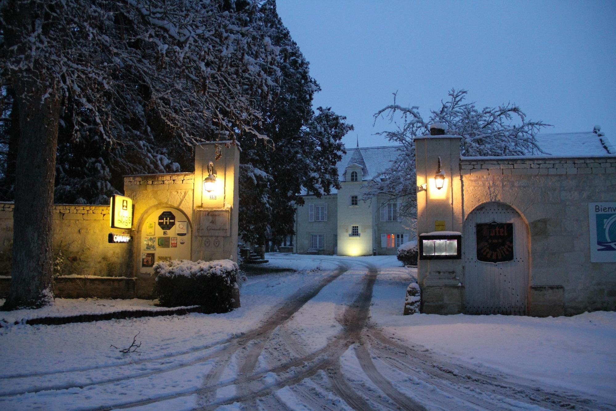 Logis Manoir De La Giraudiere Beaumont-en-Véron Exteriör bild