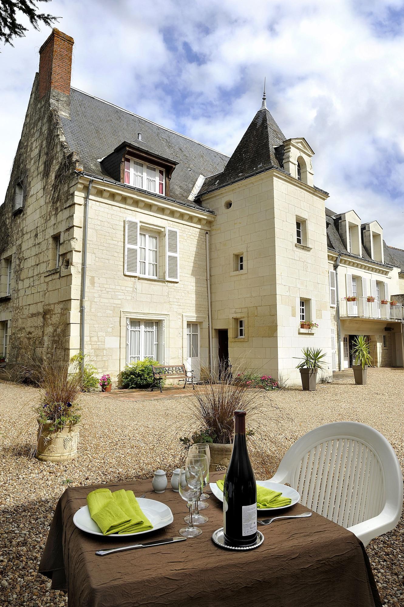 Logis Manoir De La Giraudiere Beaumont-en-Véron Exteriör bild
