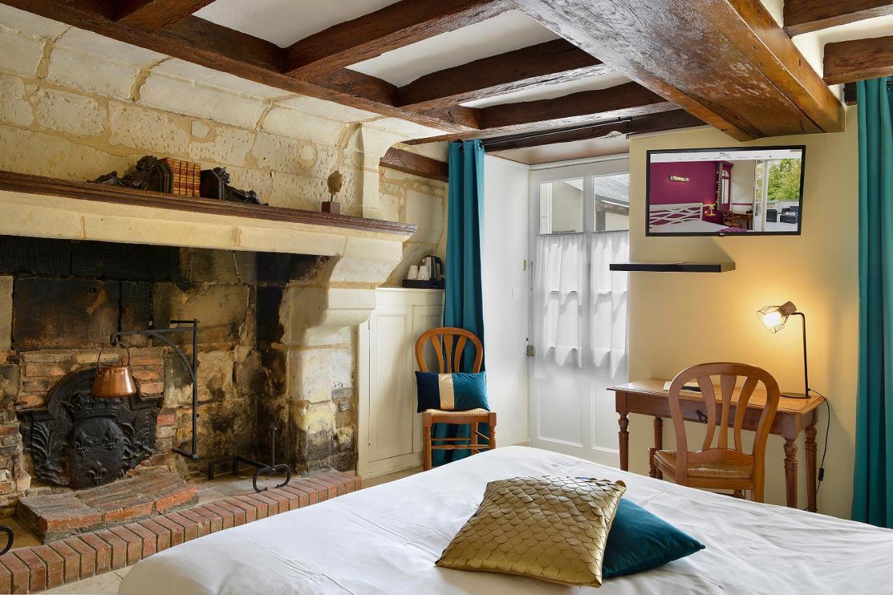 Logis Manoir De La Giraudiere Beaumont-en-Véron Exteriör bild