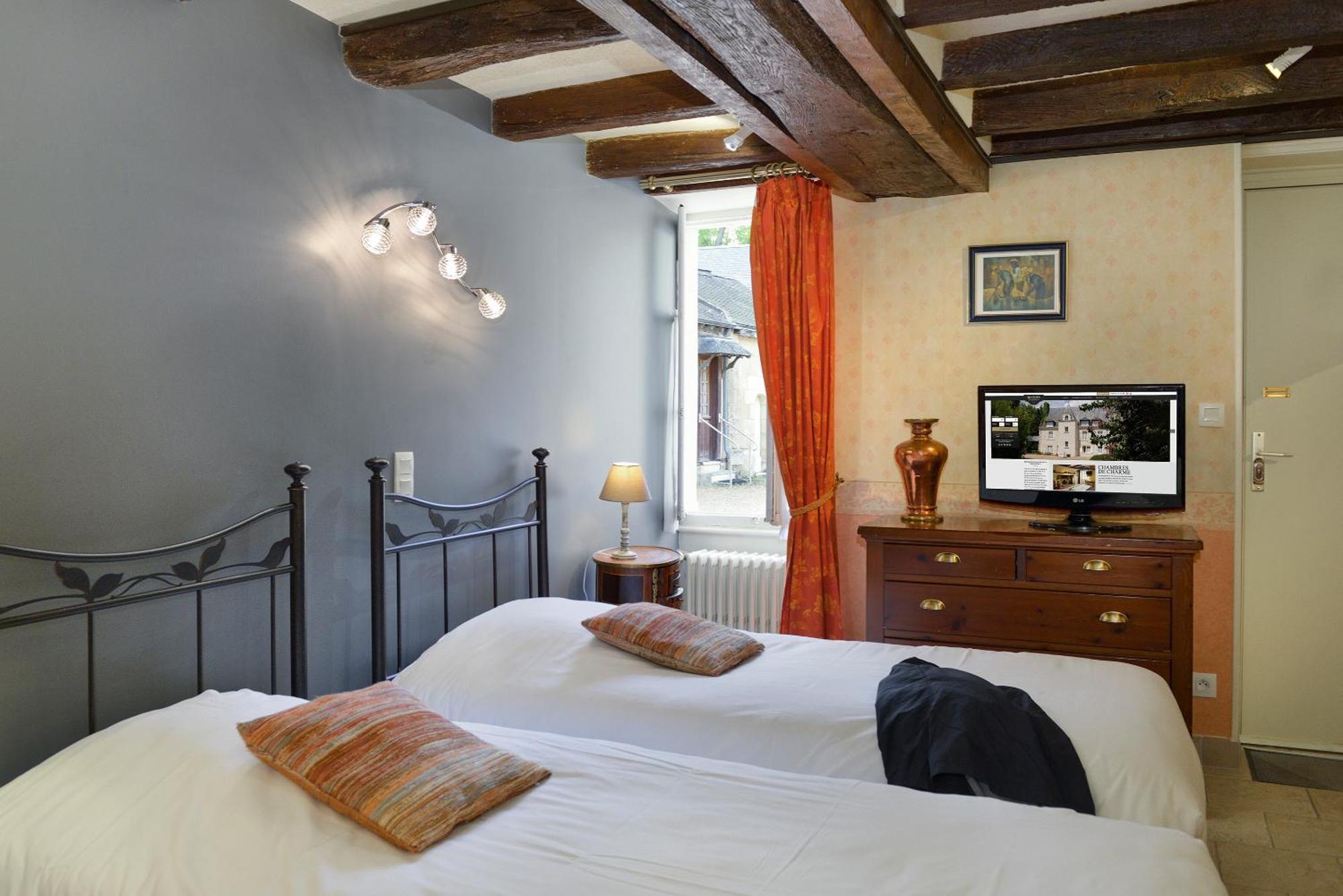 Logis Manoir De La Giraudiere Beaumont-en-Véron Exteriör bild