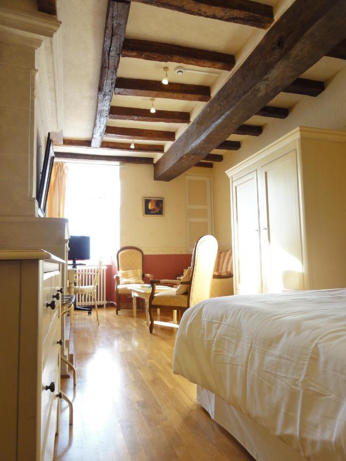 Logis Manoir De La Giraudiere Beaumont-en-Véron Exteriör bild